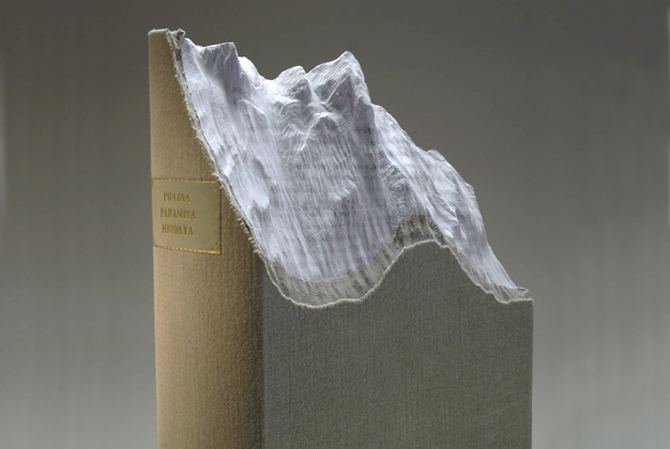 Guy Laramée, <em>PRAJNA PARAMITA</em>, 2011. Livre d'artiste sculpté (1000 impressions du Prajna Paramita Hridaya Sutra, dorure, lin), 38 x 20 x 56 cm.